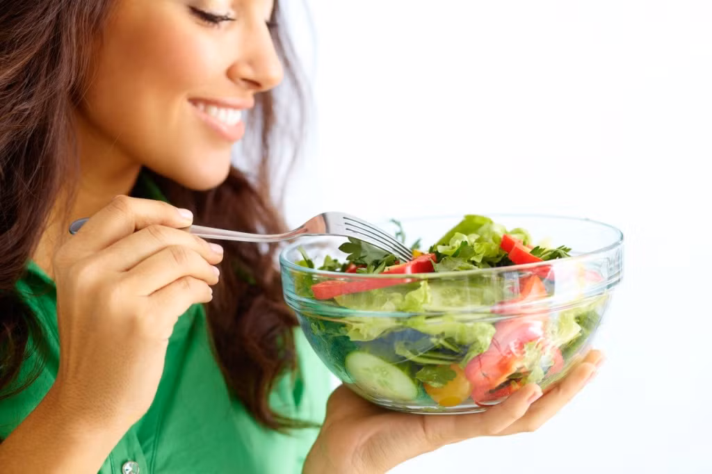 Chế độ ăn uống khoa học bao gồm uống đủ nước (2 - 3 lít/ngày), cắt giảm thực phẩm chứa nhiều carbs, thêm chất điện giải vào chế độ ăn uống cũng như tránh thực phẩm chứa nhiều muối...Ảnh: vietnammoi.