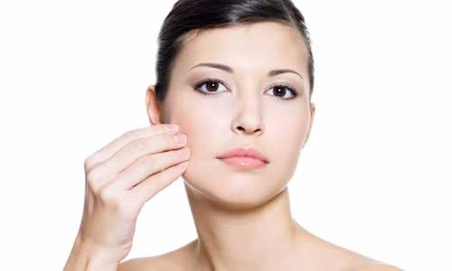 Với bài tập này, bạn hãy thực hiện từ 25 - 30 lần vào buổi sáng hoặc tối để mang lại hiệu quả giảm béo mặt cao nhất. Ảnh: giamcan72h.