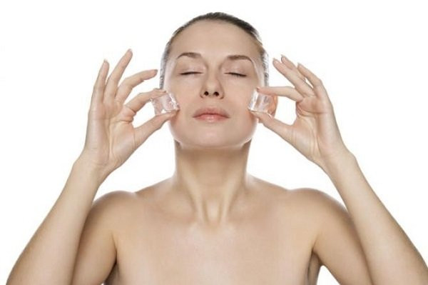Bạn có thể cho 3 - 5 viên đá vào một chiếc khăn nhỏ, buộc lại và bắt đầu massage trên mặt trong khoảng 10 phút. Ảnh: thammyviennevada.