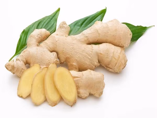 Bạn hãy giã nhỏ gừng rồi thoa gừng lên mặt và massage nhẹ nhàng theo hướng từ trên xuống dưới vào mỗi buổi sáng và buổi tối. Ảnh: tintuc247.