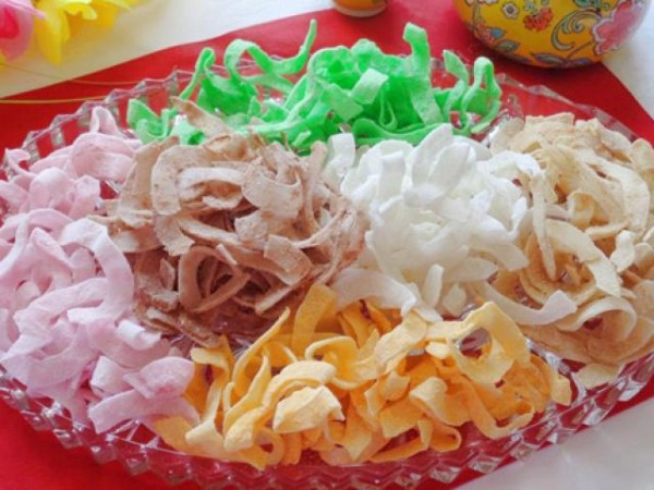 Mứt dừa cũng là một trong những loại mứt không thể không nhắc tới mỗi dịp Tết bởi không chỉ có hương vị thơm ngon mà loại mứt này còn rất dễ làm. Ảnh: ameovat.