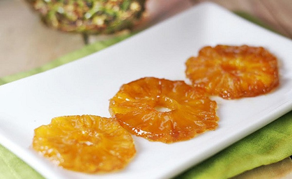 Với vị chua chua quyện cùng vị ngọt đậm đà của đường và màu vàng tự nhiên cho máy mắn, mứt dứa chắc chắn không thể nằm ngoài danh sách những loại mứt trái cây phải có dịp Tết này. Ảnh: candybentre.