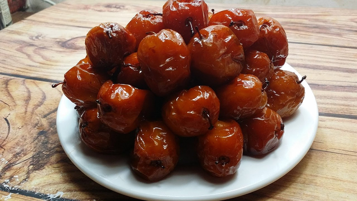 Mứt táo dẻo dẻo, ăn rất lạ miệng. Ảnh: ytimg.