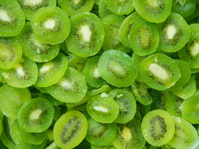 Mứt kiwi có vị chua ngọt thanh dịu và màu xanh tự nhiên bắt mắt. Ảnh: dktcdn.