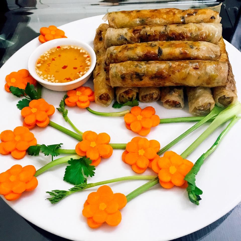 Ngoài ra, nhiều gia đình còn biến tấu mâm cúng tất niên với nhiều món ăn khác nhau như thịt đông, nem rán, món xào…Ảnh: vietnammoi.