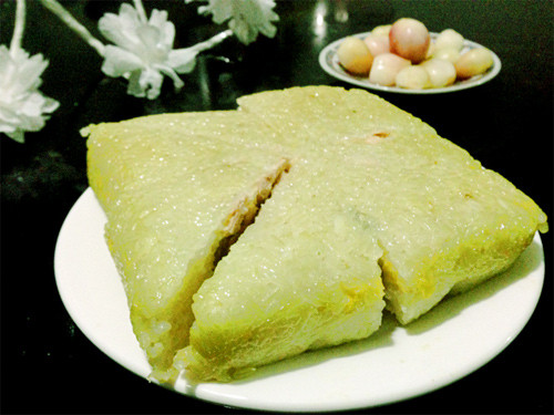 Để tránh bị nổi mụn, bạn nên ăn bánh chưng kèm dưa hành, củ kiệu hoặc dưa muối. Ảnh: phongcachlamdep.