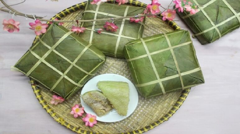 Ăn nhiều bánh chưng làm gia tăng lượng cholesterol trong cơ thể, có thể gây ra bệnh mỡ máu cao, ảnh hưởng tới tim mạch. Ảnh: monngon.