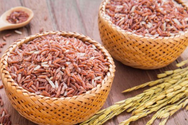 Gạo lứt chứa nhiều chất xơ và chất glytation giúp chống nhiễm xạ và giúp tiêu hóa tốt. Ảnh: dkn.
