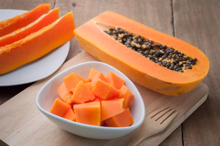 Lý do là vì đu đủ có chứa papain - một loại enzyme tiêu hóa giúp phá vỡ thức ăn và tiêu hóa hết protein, giúp giải phóng khí và hơi trong bụng. Ảnh: hellobacsi.