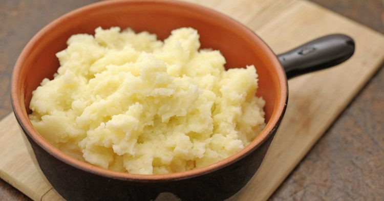 Nếu bạn có thời gian, hãy thử công thức trị mụn đầu đen sau: nghiền nhuyễn một củ khoai tây và trộn với 2 thìa sữa chua, 1 thìa nước cốt chanh, 2 thìa tinh dầu húng quế và thoa lên vùng mũi bị mụn đầu đen trong 20 phút rồi rửa sạch với nước. Ảnh: hellobacsi.