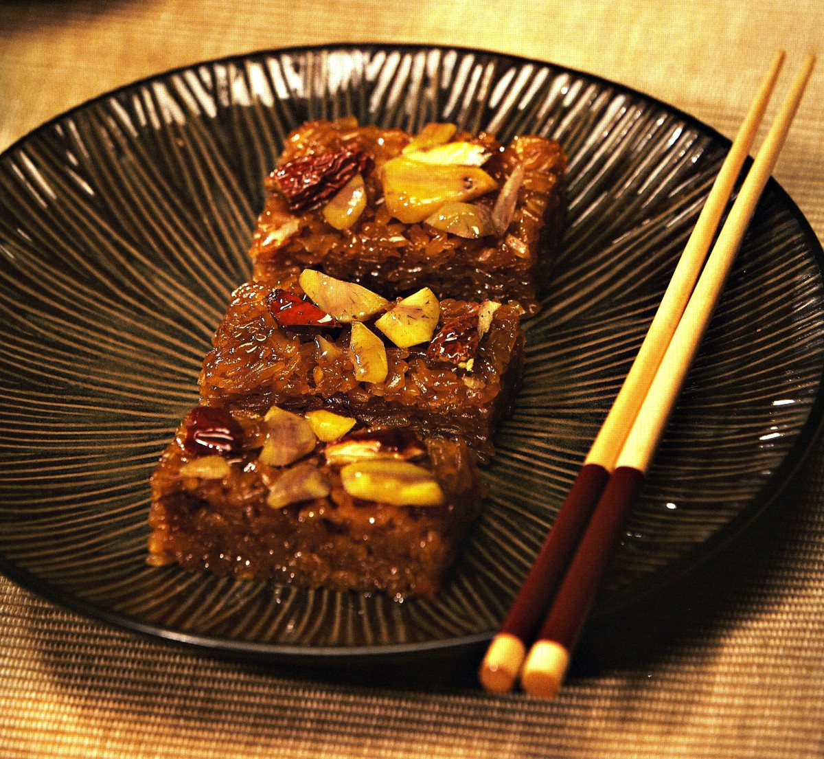 Món bánh thuốc cũng là món tráng miệng được trẻ em Hàn yêu thích. Ảnh: wp.