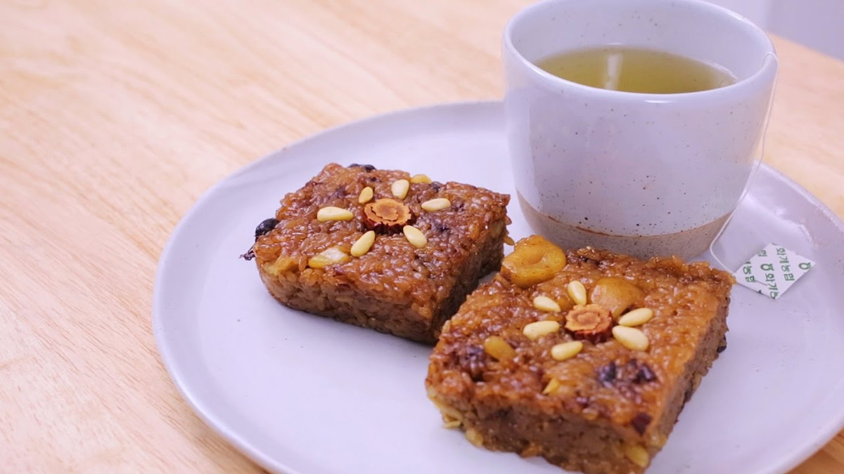 Người ta cũng cho thêm đường nâu, dầu vừng và nước tương vào trong món ăn ngày Tết này. Ảnh: ytimg.