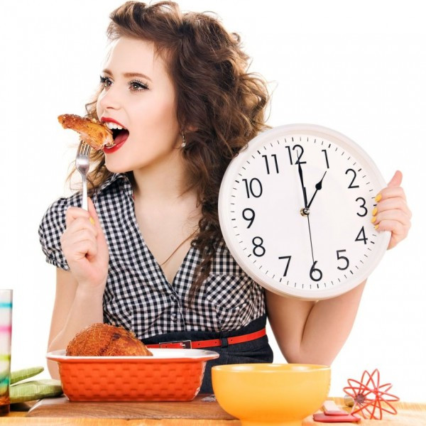 Ăn đúng giờ, đúng bữa cũng là một việc làm cần thiết trong ngày Tết. Ảnh: petrotimes.