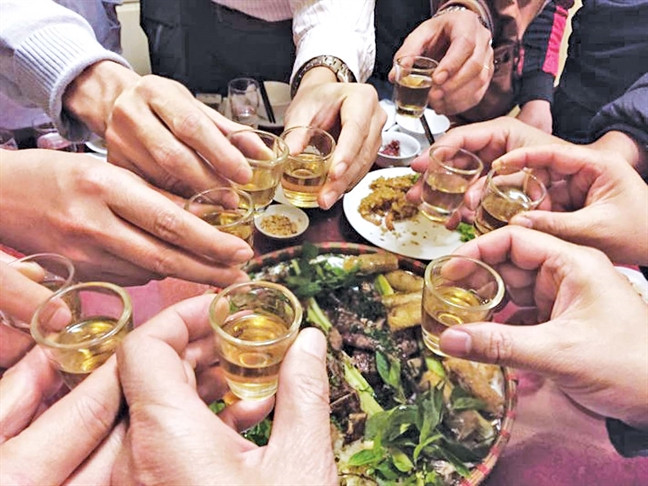 Việc uống nhiều rượu bia trong những ngày này còn làm gia tăng “gánh nặng” cho sức khỏe, khiến cơ thể trở nên “quá tải” nặng nề. Ảnh: phunuonline.