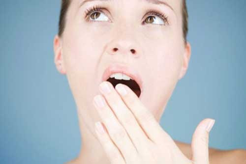 Hơi thở có mùi hôi dù đã vệ sinh răng miệng kỹ cũng có thể là dấu hiệu của gan đang bị nhiễm độc. Ảnh: thethaovietnam.