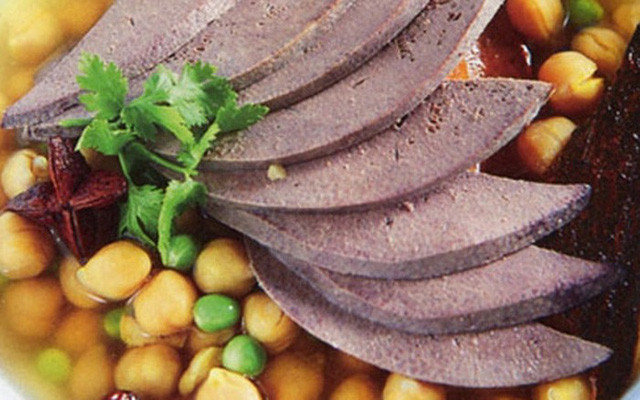 Việc ngâm gan vào trong nước muối hay sữa tươi không đường nhằm để gan phân hủy hết chất độc, khi chế biến món gan cũng sẽ không còn mùi hôi. Ảnh: hoinongdan.