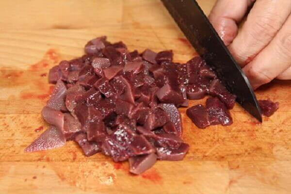 Tuy nhiên, gan lợn cũng chứa nhiều độc tố bởi đây là bộ phận chuyển hóa và đào thải chất độc trong cơ thể. Ảnh: phunutieudung.