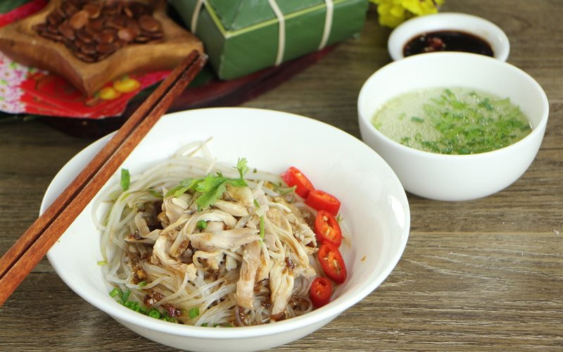 Miến gà trộn là món ăn thanh mát giúp bạn cân bằng dinh dưỡng và chống ngán trong ngày Tết. Ảnh: cooky.