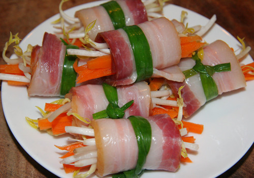 Với những nguyên liệu đơn giản gồm thịt lợn ba chỉ, su su, cà rốt, hành lá, đây là món ăn sẽ khiến bạn cảm thấy ngon miệng. Ảnh: blogspot.