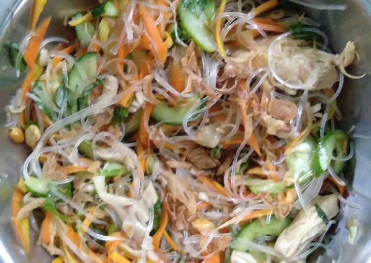 Miến gà trộn là món ăn không mất quá nhiều thời gian để chế biến. Ảnh: cpcdn