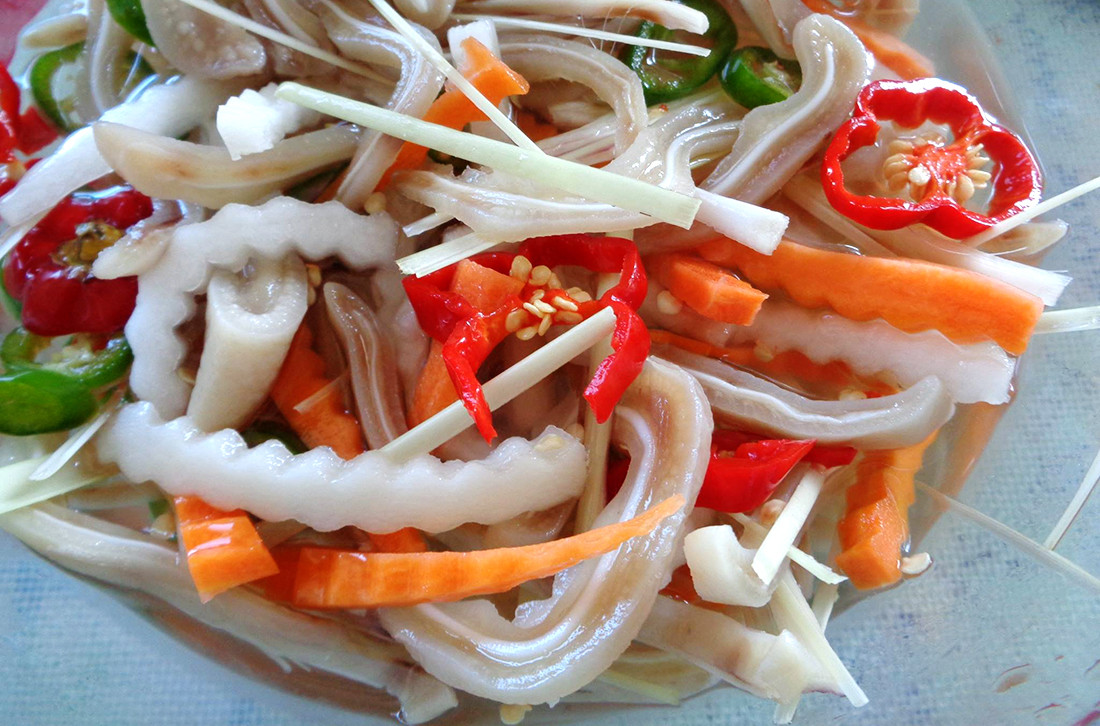 Tai lợn ngâm giấm có vị chua chua, ngòn ngọt lại giòn còn có thể được sử dụng như một món “nhậu” cho cánh mày râu. Ảnh: bepgiadinh.