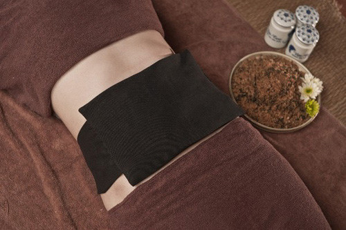 Nếu không có thời gian làm muối gừng để chườm, bạn có thể sử dụng túi chườm nóng để chườm quanh vùng bụng và eo và cứ 1 – 2 phút sẽ thay đổi vị trí 1 lần để tránh bị bỏng. Ảnh: 3sshopping.