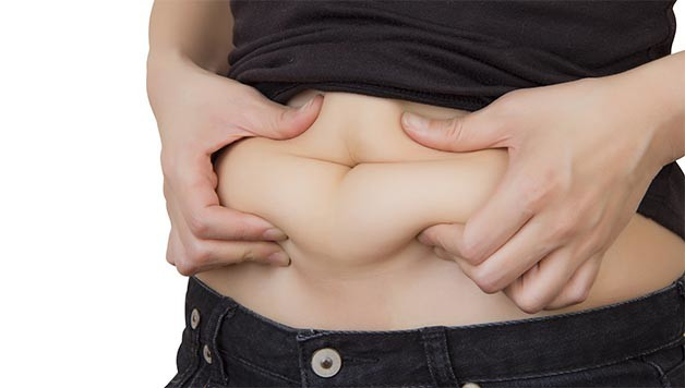 Một trong những cách an toàn mà hiệu quả cao để giảm mỡ bụng được nhiều chị em sử dụng đó là phương pháp chườm nóng với gừng và muối. Ảnh: meohay.