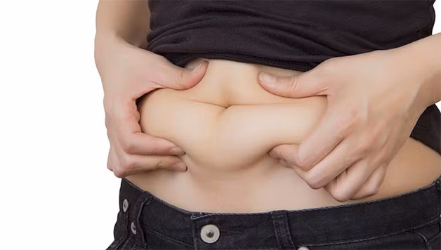 Một trong những cách an toàn mà hiệu quả cao để giảm mỡ bụng được nhiều chị em sử dụng đó là phương pháp chườm nóng với gừng và muối. Ảnh: meohay.