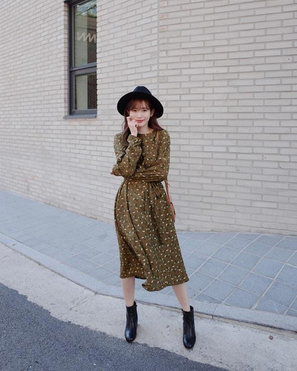 Nếu bạn là một tín đồ của phong cách vintage, bạn hoàn toàn có thể mix chiếc váy hoa vintage với đôi boots cổ ngắn cũng sẽ rất ấn tượng. Ảnh: headlines.