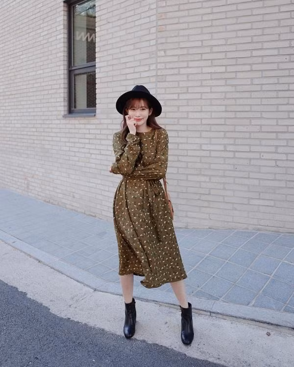 Nếu bạn là một tín đồ của phong cách vintage, bạn hoàn toàn có thể mix chiếc váy hoa vintage với đôi boots cổ ngắn cũng sẽ rất ấn tượng. Ảnh: headlines.