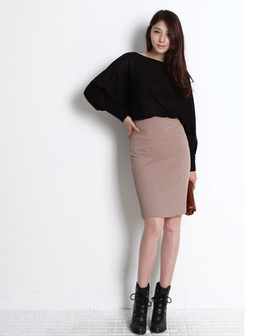 Đừng nghĩ chân váy bút chì chỉ hợp với những mẫu giày cao gót nhọn bởi bạn có thể mix kiểu váy này với boot cổ ngắn, dáng người của bạn sẽ cao và nhìn thanh thoát hơn. Ảnh: chogiay.