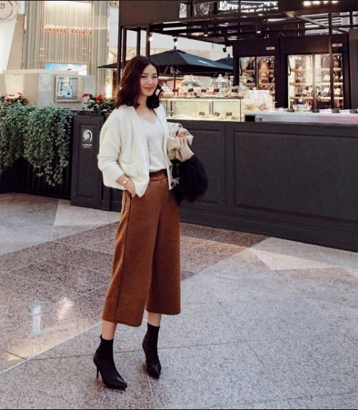 Trong khi đó, khi kết hợp với quần dáng suông, những đôi boots cổ ngắn lại mang đến nét hiện đại, sành điệu và cực phóng khoáng cho cả set đồ. Ảnh: giayanhvu.