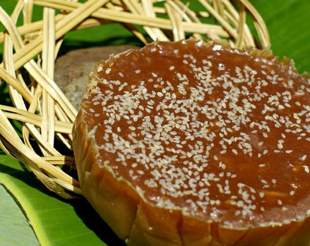Bánh tổ là sự kết hợp tinh tế của mè, gừng, đường đen và gạo nếp. Ảnh: rfa.