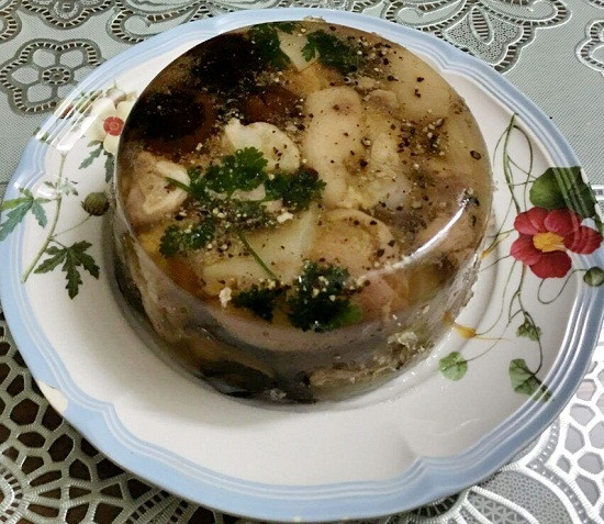 Giữa tiết trời se lạnh của ngày đầu năm mới, thưởng thức món thịt đông sẽ mang lại cảm giác ngon miệng và hấp dẫn đến lạ. Ảnh: 7monngonmoingay.