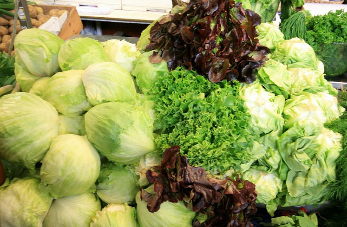 Tiêu thụ nhiều rau xanh như cà rốt, xà lách, rau cải, bông cải xanh, măng tây,...sẽ giúp bạn hạn chế ăn những đồ ăn nhiều năng lượng hơn, từ đó tránh được việc tăng cân không mong muốn. Ảnh: pocarisweat.