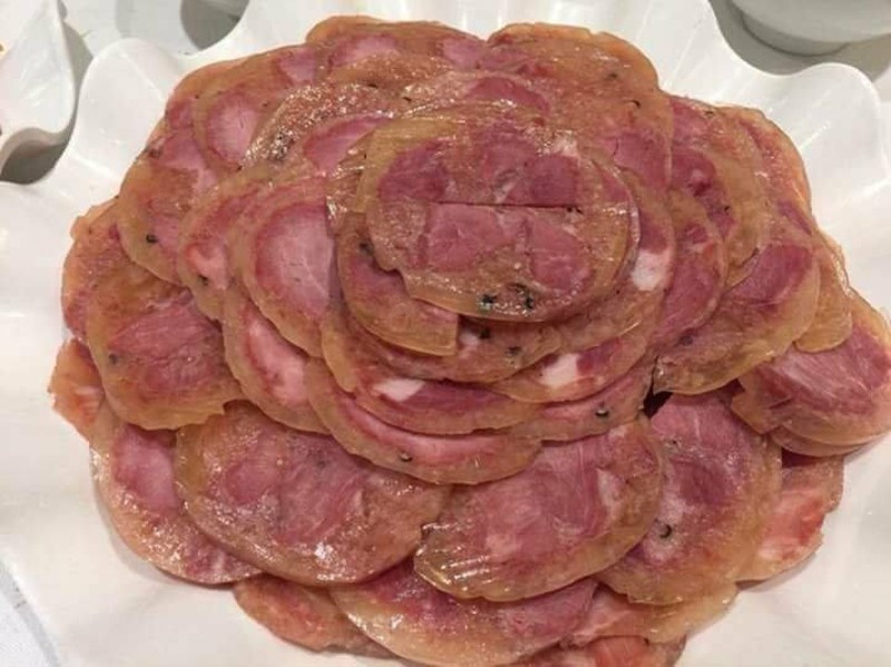 Giò me hay giò bê là đặc sản thơm ngon có nhiều ở Nghệ An, được làm từ quả me hay con me (con bê) được nuôi nhiều ở các vùng núi như Nam Đàn, Đô Lương, Thanh Chương. Ảnh: thitruongsi.