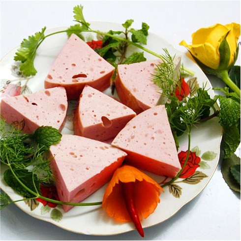 Giò ngựa có hương vị rất đặc biệt và lạ miệng, vì vậy mà nó nhanh chóng trở thành đặc sản được nhiều người săn lùng và đặt hàng. Ảnh: nhommua.