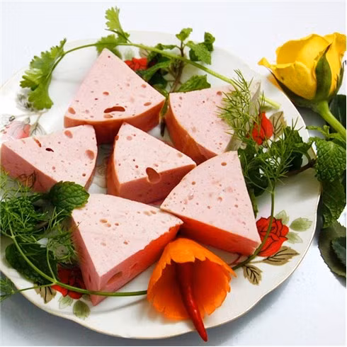 Giò ngựa có hương vị rất đặc biệt và lạ miệng, vì vậy mà nó nhanh chóng trở thành đặc sản được nhiều người săn lùng và đặt hàng. Ảnh: nhommua.