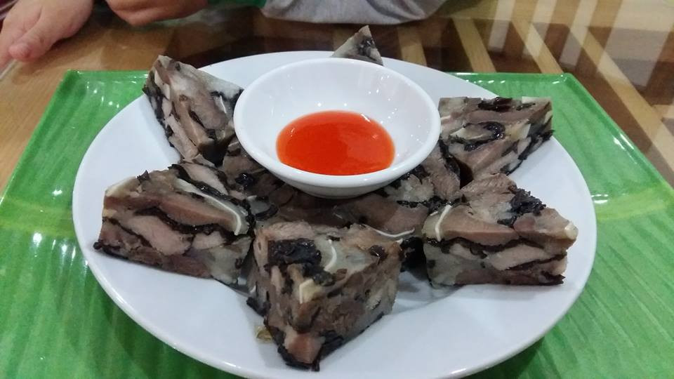 Giò xào được làm từ các bộ phận của đầu lợn như tai, mũi, lưỡi, má... xắt mỏng, xào chín, trộn chung với thịt nạc. Ảnh: mecon.