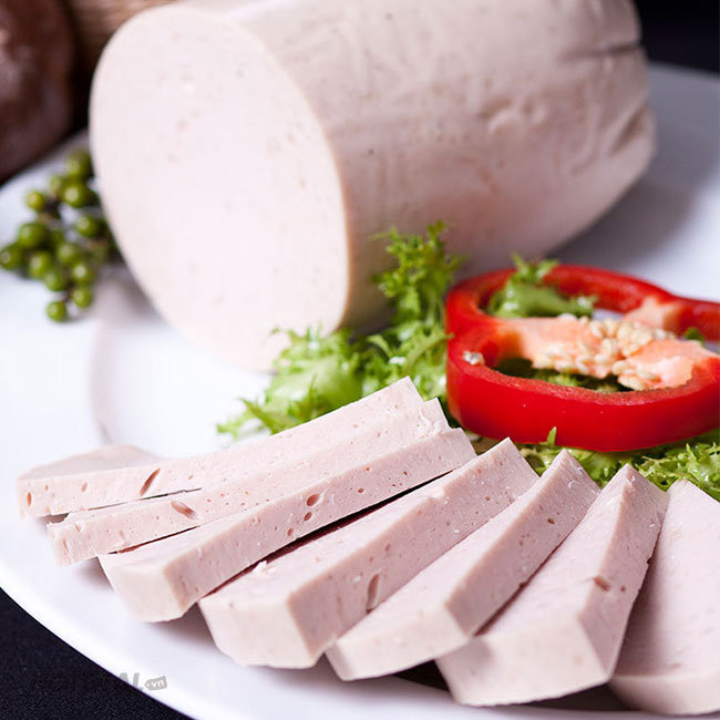 Giò lụa (cách gọi của miền Bắc) hay chả lụa (cách gọi của miền Nam) là loại giò Tết đặc trưng, được làm từ hai nguyên liệu cơ bản là thịt lợn nạc giã nhuyễn và nước mắm ngon, được gói trong lá chuối và luộc chín. Ảnh: hotdeal.