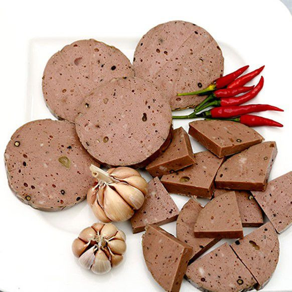 Giò bò đạt chuẩn phải thơm mùi hạt tiêu, có màu hồng của thịt. Ảnh: dktcdn.