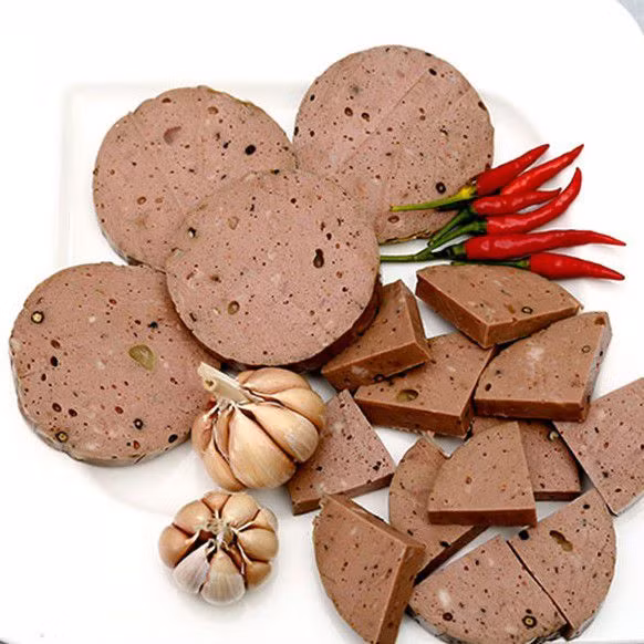 Giò bò đạt chuẩn phải thơm mùi hạt tiêu, có màu hồng của thịt. Ảnh: dktcdn.