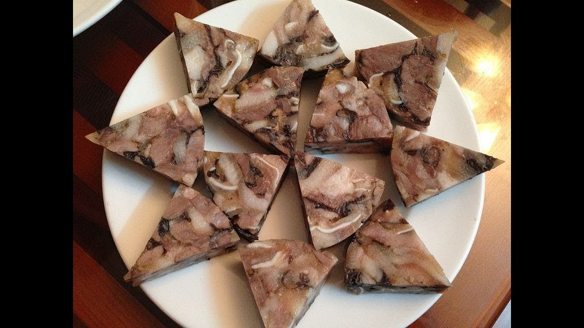 Giò xào hay còn gọi là giò thủ cũng là loại giò quen thuộc trong những ngày Tết Việt Nam. Ảnh: ytimg.