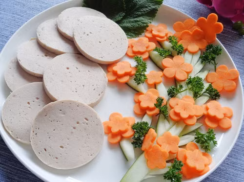 Giò gà vừa mới lạ, lại giàu chất dinh dưỡng và không kém phần ngon miệng so với giò lụa, giò bò hay giò me. Ảnh: mediacdn.