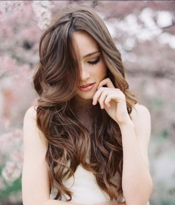 Bạn có thể massage tóc với các loại serum chăm sóc tóc uốn xoăn hoặc dùng dầu oliu, dầu dừa để thay thế. Ảnh: phauthuatcaytoc.