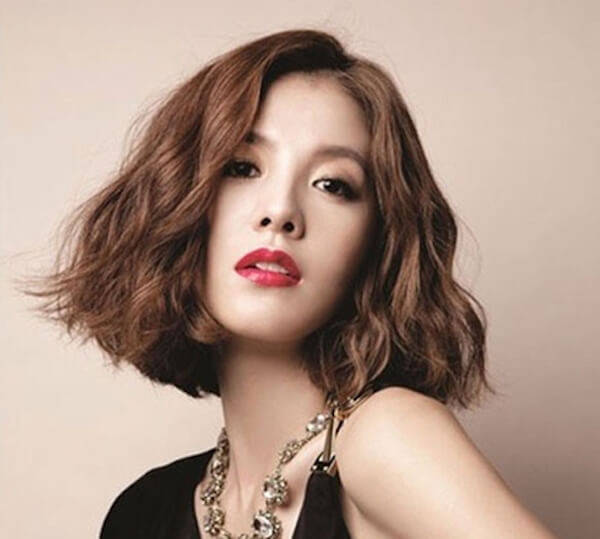 Với tóc uốn xoăn, bạn nên chải tóc khi tóc còn ướt bởi lúc này tóc của bạn đang mềm, việc chải tóc sẽ dễ dàng dàng hơn. Ảnh: openhaier.