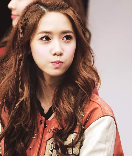 Cũng như các kiểu tóc ép thẳng, sau khi gội, bạn nên dùng thêm dầu xả cho tóc mềm hơn vì tóc xoăn thường hay khô xơ. Ảnh: deaura.