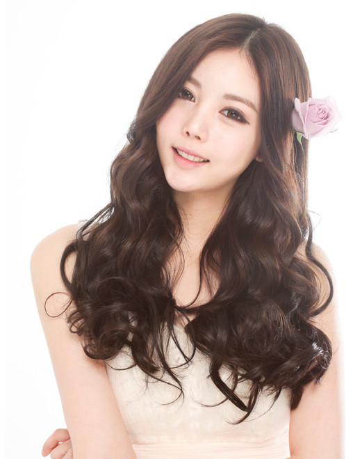 Tốt nhất bạn nên chọn loại dầu gội không chứa cồn và có thêm chất dưỡng ẩm dành riêng cho tóc uốn. Ảnh: salontoc.