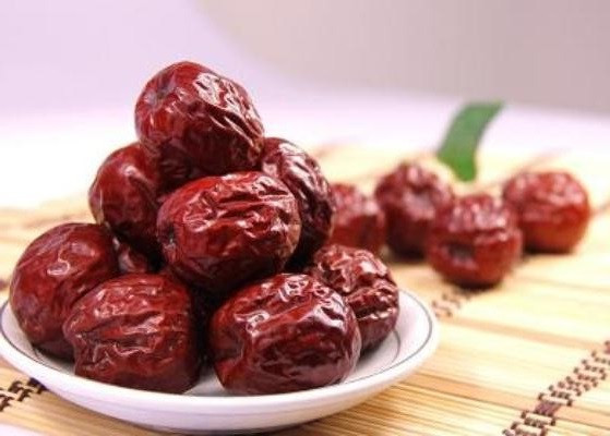 Bên cạnh đó, táo đỏ còn giúp phục hồi sức khỏe nhanh, tăng cường thể lực, kéo dài tuổi thọ. Ảnh: dacsanbonphuong.