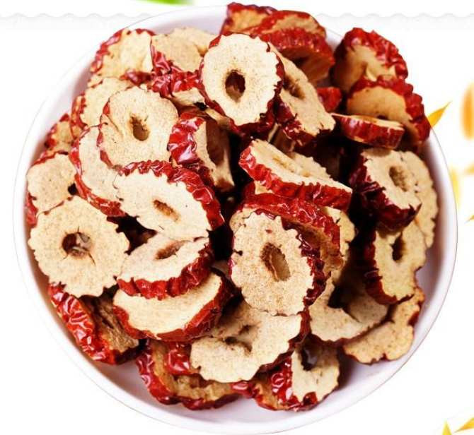 Các thành phần có trong táo đỏ gồm triterpenes và camp còn có tác dụng làm đẹp da. Ảnh: alicdn.